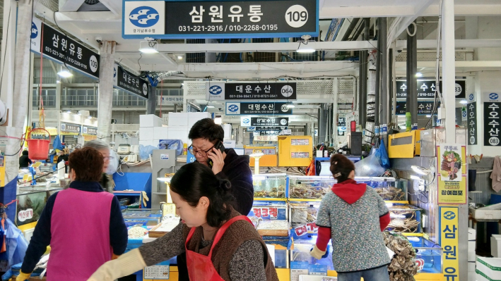 행사 참여 점포 앞에 설치된 '참여점포' 안내문, 많은 상점이 환금행사에 동참해 선택 폭이 넓다.    