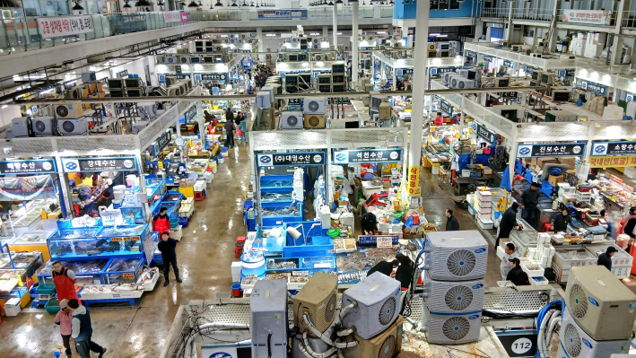 2층에서 내려다본 수산동의 규모. 전국 최고 수준의 도매시장다운 면모를 보여준다.