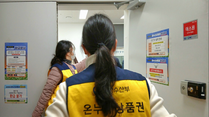 환급소에서 안내 중인 직원들, 신속·정확한 환급 절차로 시민 만족도가 높았다.