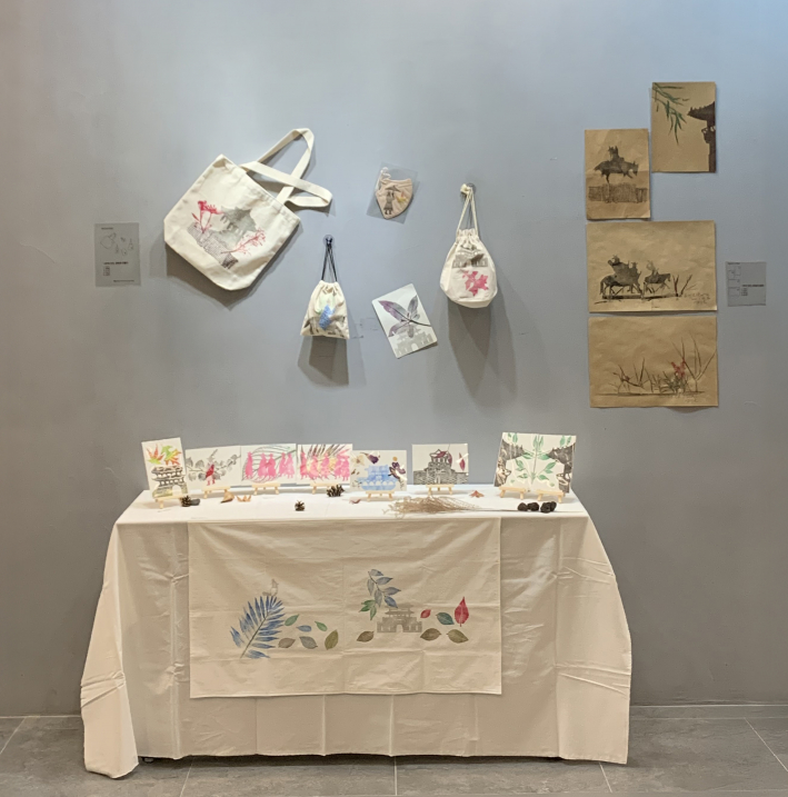 2025 팔달문화센터 하반기프로그램 '나만의 굿즈, 판화로 만들기' 작품이 전시되고 있다.