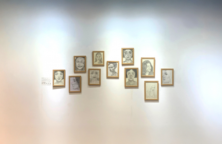 2025 팔달문화센터 하반기프로그램 '나만의 시선, 인물화 클래스' 작품이 전시되고 있다.