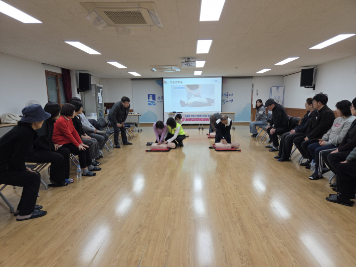 교육 참석자들이 열심히 실습에 임하고 있다.