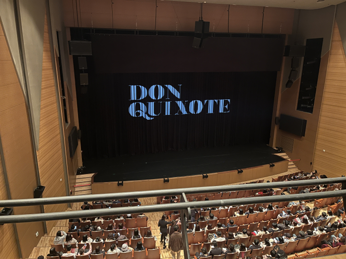  2층에서 바라보는 수원SK아트리움 대극장 무대