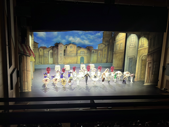 공연이 끝난 후 인사하는 단원과 박수를 보내는 관객