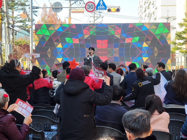 송죽동의 자랑, 트롯 '공훈' 가수 