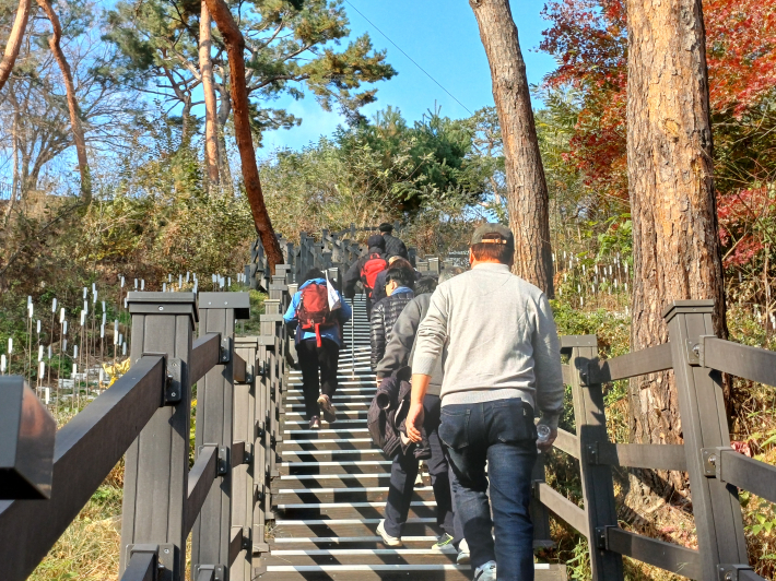 한숨에 오르는 팔색길  참가자의 모습
