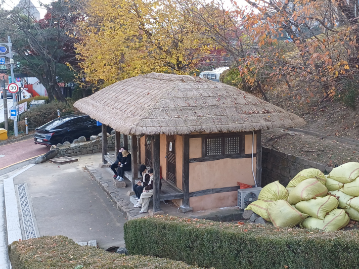 화서문 옆의 옛날 주막의 초가집 전경