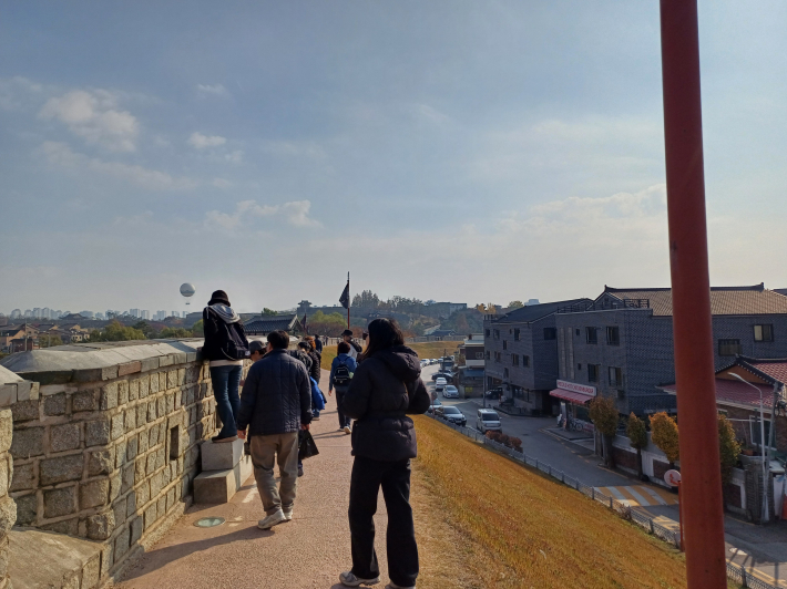 성곽길을 걷는 행복한 사람들