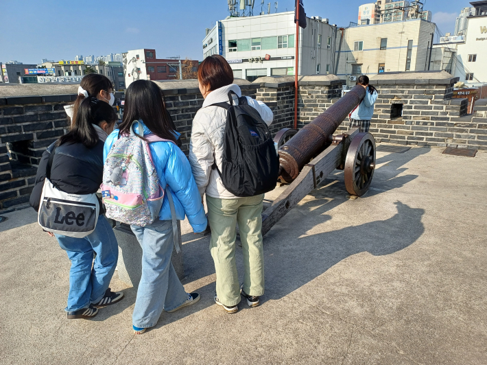 북동치의 '포' 구경하는 학생들