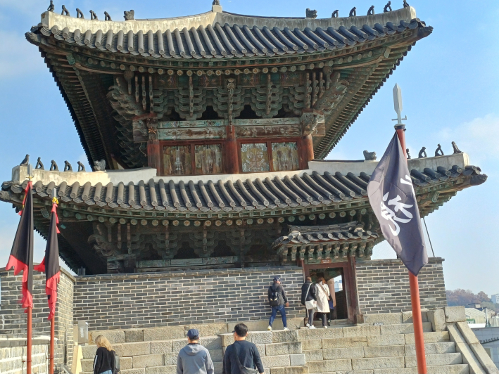 성곽길의 장안문의 전경