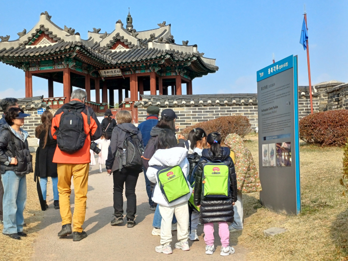 방화수류정 앞 많은 관광객 모습