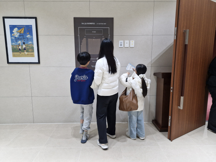 어린이와 함께 온 가족 단위 관람객이 많았다. 