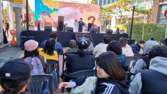 마술 쇼가 진행되는 곳 마술사가 아이와 마술을 하고 있다. 