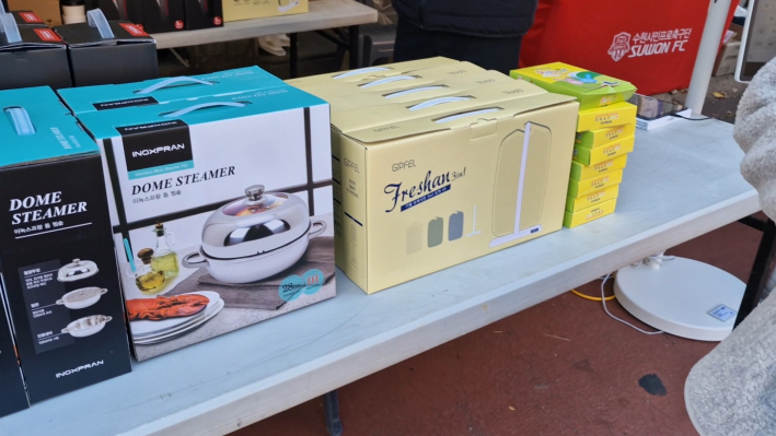 삼성 매장에서 룰렛을 돌려 나오는 다양한 상품을 준다.