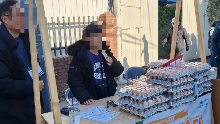 다 팔지 않으면 돌아가지 않겠다고 외치는 계란을 팔려고 나온 투지의 초등학생 