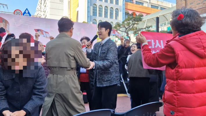 공훈 가수의 뜨거운 박수와 함께 멋진 무대 '사랑은 나비인가 봐'
