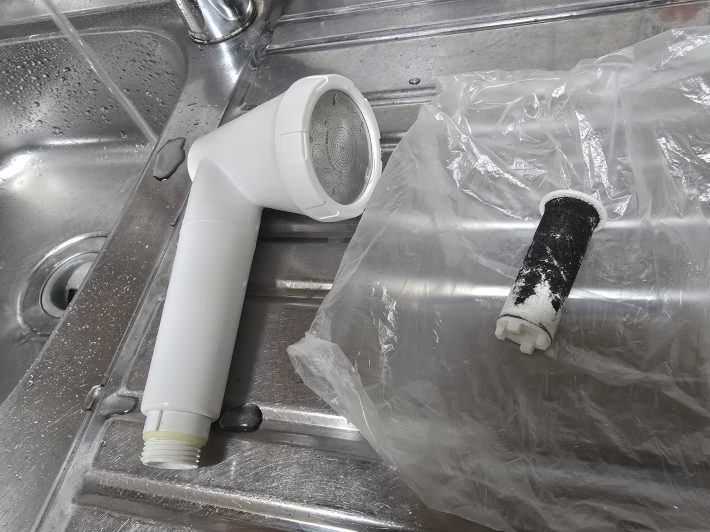 싱크대 수전에 설치했던 필터가 며칠 만에 까맣게 변색된 모습. 입주민은 이 때문에 수돗물에 해로운 이물질이 섞여 나올까 봐 큰 불안감을 느껴왔다.