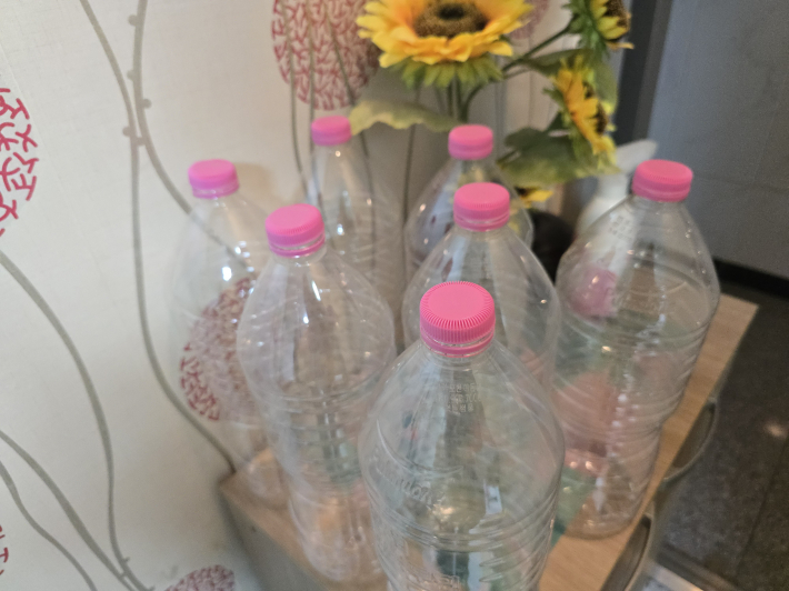 수돗물을 믿지 못해 음용수는 물론, 쌀을 씻거나 찌개를 끓이는 조리 용수까지 모두 생수로 해결해 온 가정의 한편에 빈 페트병이 쌓여 있다.