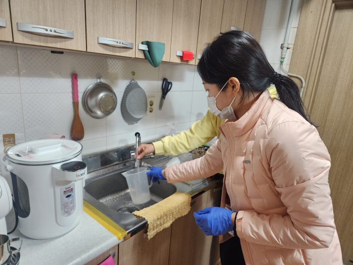 수원시 상수도사업소 맑은물생산과 손다솜 주무관이 정확한 수질 측정을 위해 싱크대 수도꼭지에서 일정 시간 물을 흘려보낸 뒤, 검사에 사용할 시료를 전용 비커에 받고 있다.