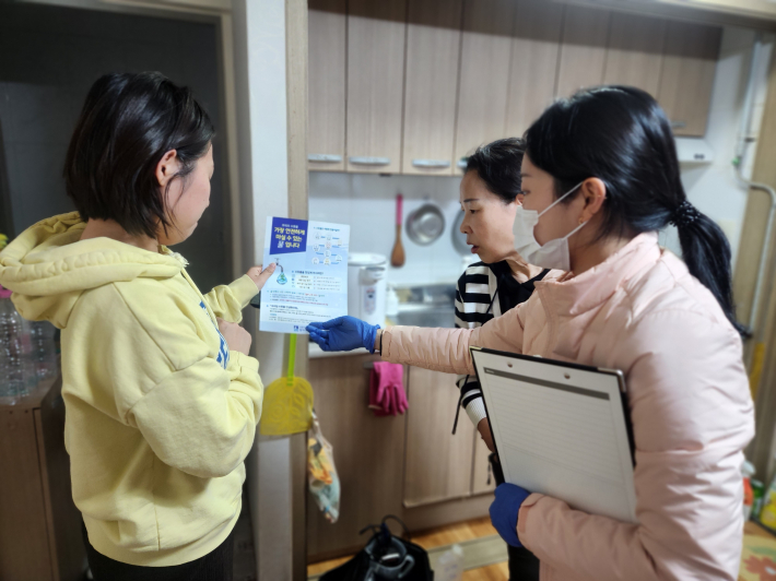 손다솜 주무관(오른쪽)이 수질 검사를 마친 후, 불안해하던 입주민들에게 준비해 온 안내물을 보여주며 수돗물에 대한 오해와 진실을 친절하게 설명하고 있다.