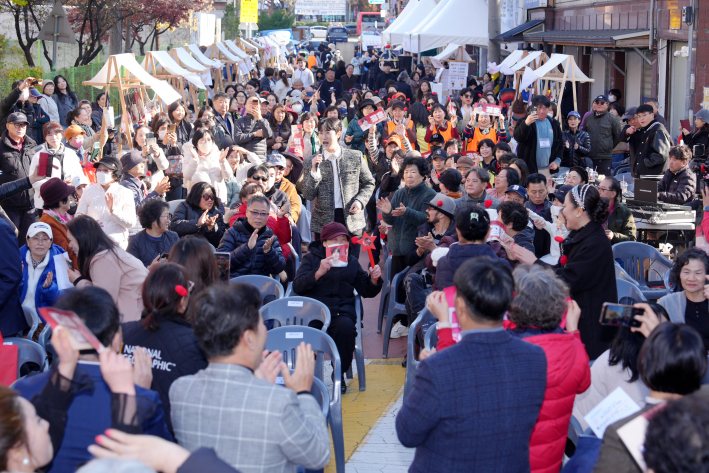 사진2)제6회 새빛세일페스타 수원 개막행사에서 축하공연을 하고 있다.    