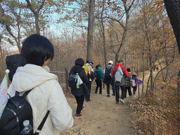 깔딱고개에서 물 마시고 쉬기
