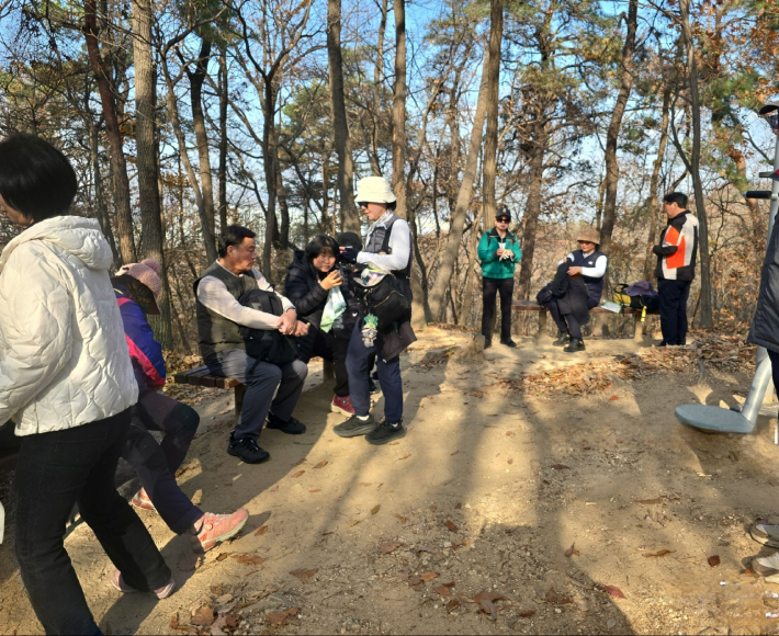 깔딱고개에서 물마시고 쉬기