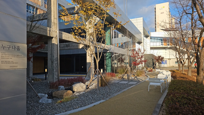 누구나홀 앞에서 바라 본 지관서가 中庭