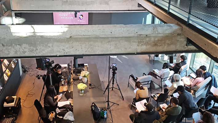 지관서가 2층 서가에서 내려다 본 1층 강연장