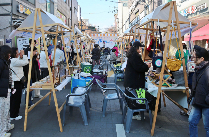 시민들이 플리마켓 및 무대공연을 즐기고 있다.