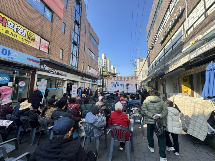 시민들이 공연을 관람하고 있다.
