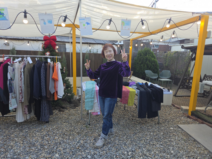 한 주민이 고른 옷을 입고 뽐내고 있다.