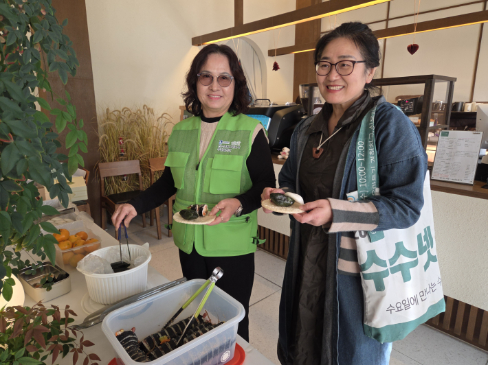 뻥튀기 과자에 음식을 담고 있는 주민들