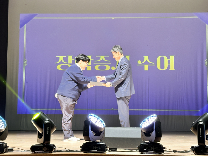 홍우진(수원고 3) 학생이 장학증서를 받고 있다.