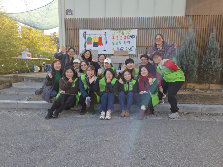 행사를 마치고 현수막 앞에서 기념촬영