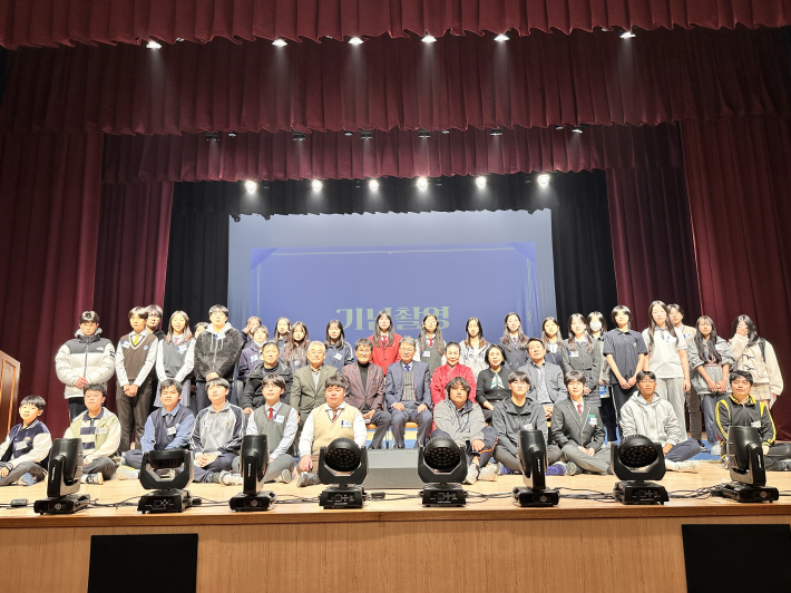 장학생(중학생)들이 기념촬영을 하고 있다. 