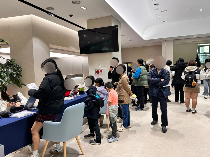 참석자들이 행사 시작 전 마련된 체험 부스에서 즐거운 시간을 보내고 있다.