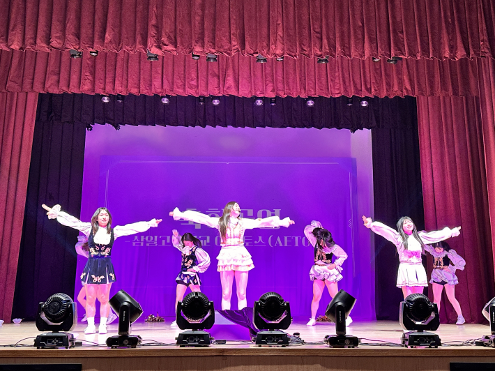 삼일고등학교 아에토스가 열정적인 안무와 폭발적인 에너지로 현장 분위기를 끌어올려 찬사를 받았다. 