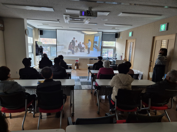 힐링프로그램 기념영상을 시청하고 있는 모습