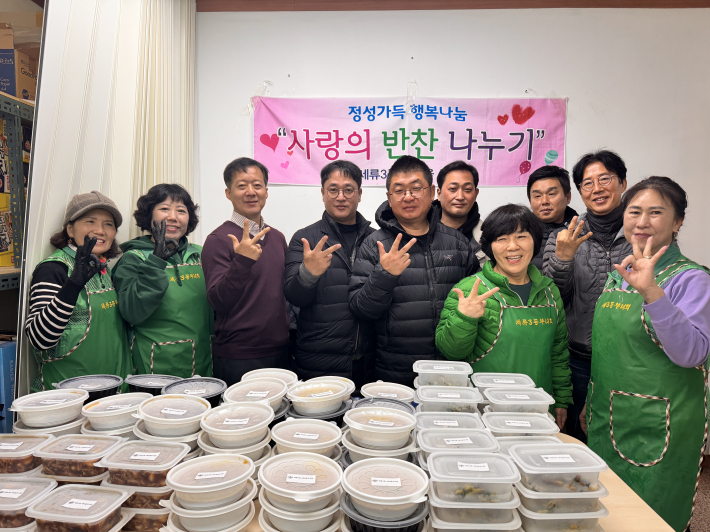 세류3동 새마을부녀회가 정성껏 만든 반찬 도시락을 전달하고 있다.