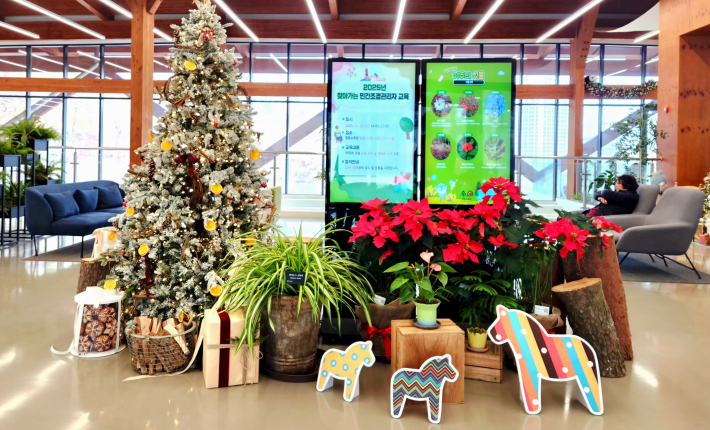 로비를 물들인 포인세티아와 말 조형 장식