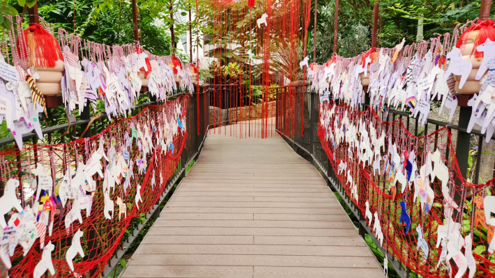 시민들이 작성한 수백 개의 오너먼트가 다리 양쪽 가득 걸려 있는 모습