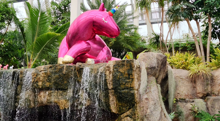  분홍빛 '유니콘 말' 조형물