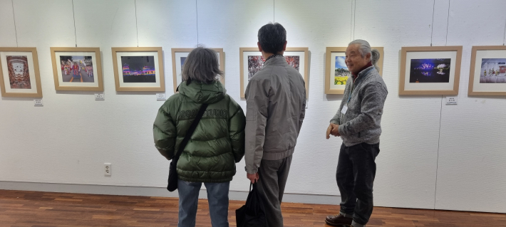 사진 작품을 설명하고 있는 조정현 작가(섭외간사)