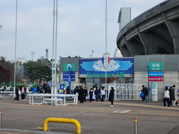 축구 관람을 위해 경기장에 모인 시민들