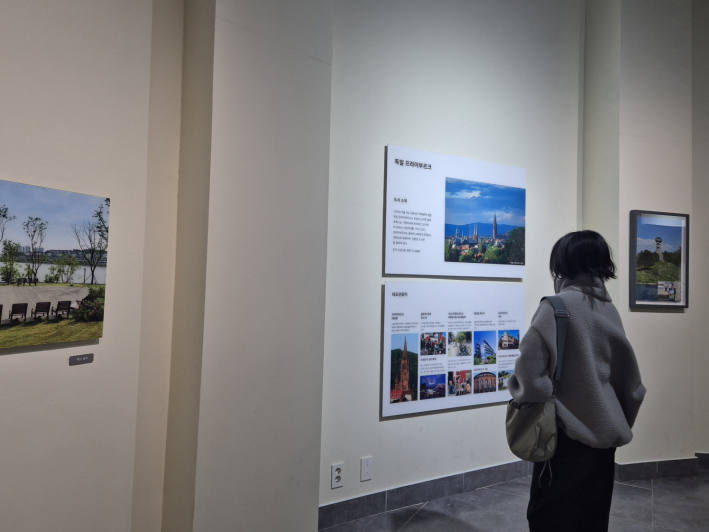 엘리베이터로 쉽게 이동해 만나는 프라이부르크 전망대 2층 갤러리.