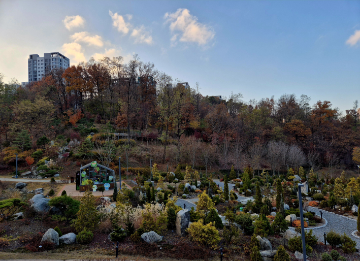 잔디마당에서 본 수목원 모습
