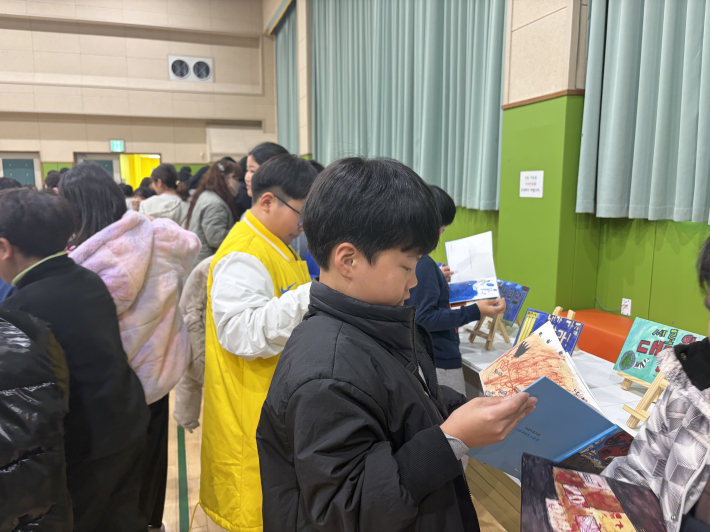 전시회를 관람하는 학생 및 학부모