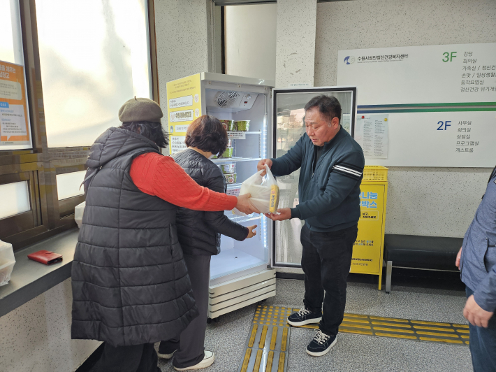 매산동 주민자치회에서 공유냉장고에 밀키트를 기부하였다.