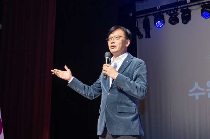 사진1) 현근택 수원시 제2부시장이 발언하고 있다.    